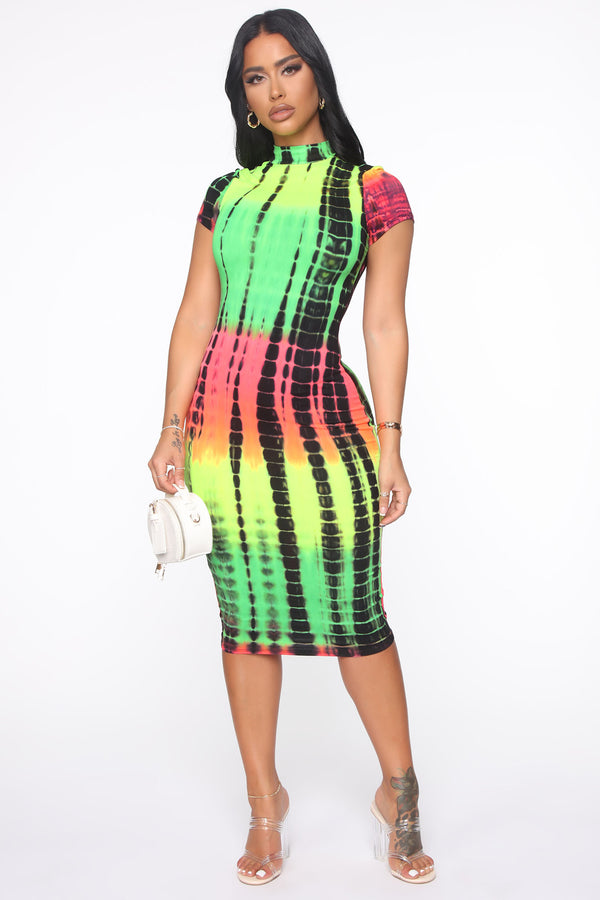 Vestido na altura do joelho com estampa tie-dye neon perto do padrão Rasta