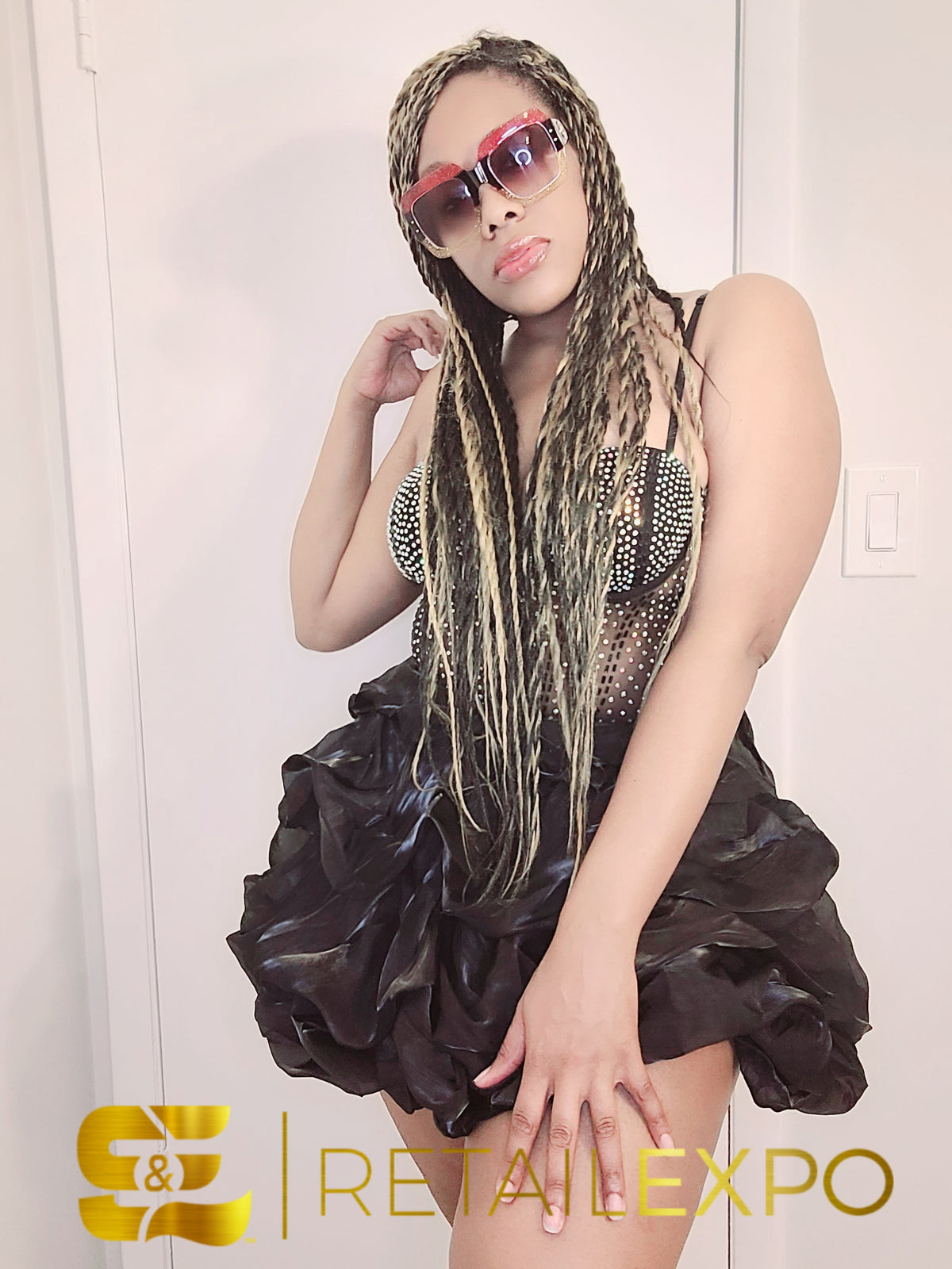 Mini Vestido com Parte Superior de Strass e Parte Inferior Franzida