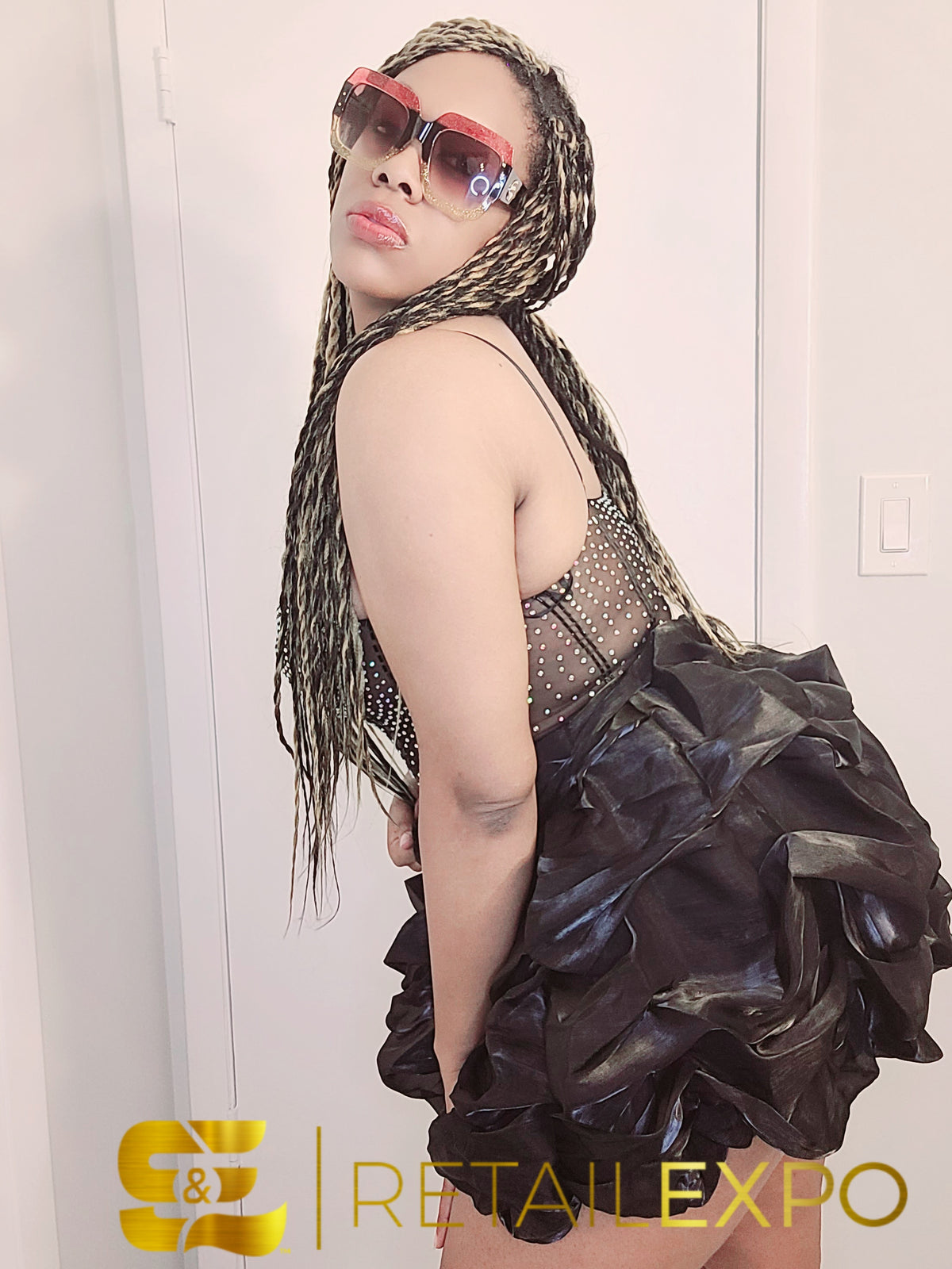 Mini Vestido com Parte Superior de Strass e Parte Inferior Franzida