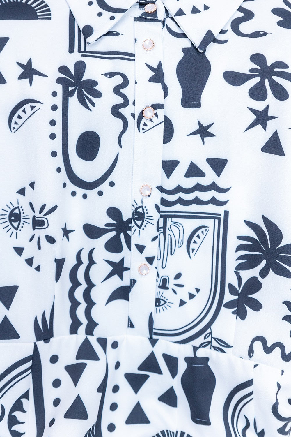 Vestido Curto com Saia Godê, Estampa Abstrata P&B e Cinto