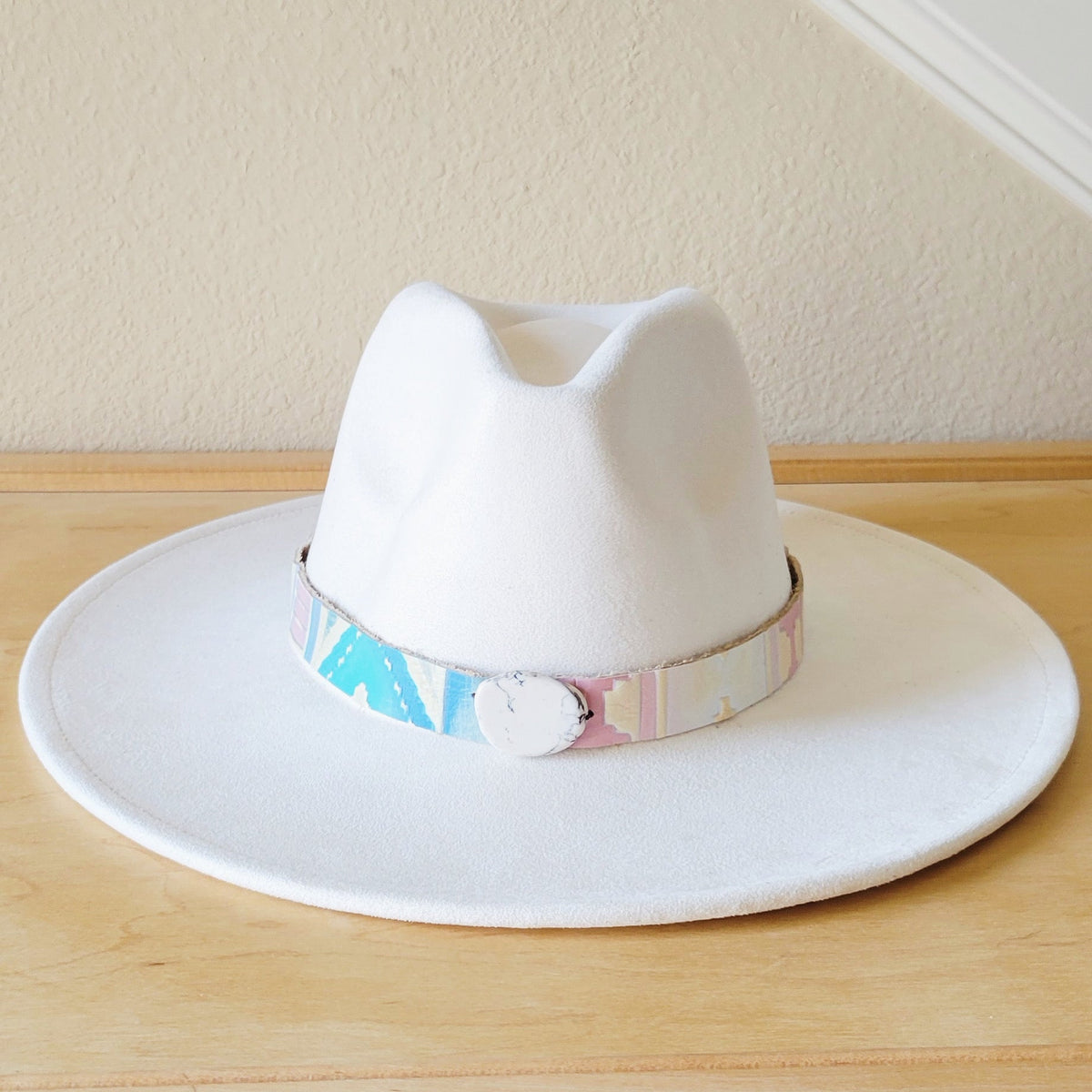 **Faixa de Chapéu em Couro Navajo Embossed Pastel c/ Laje de Turquesa 950p