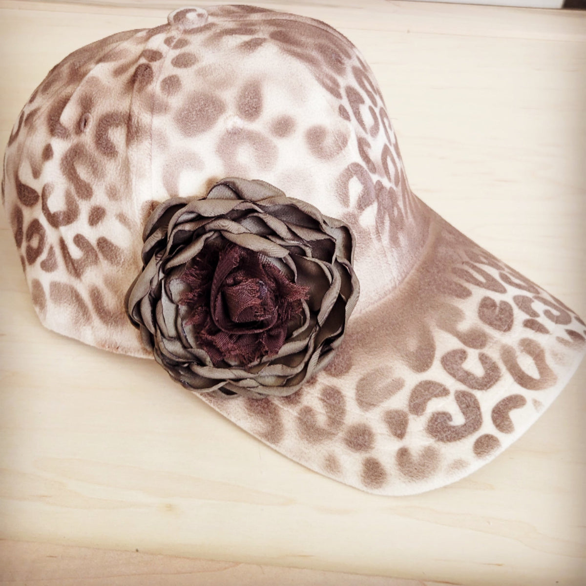 Boné de beisebol de camurça leopardo pintado à mão, cor marfim com flores 986v