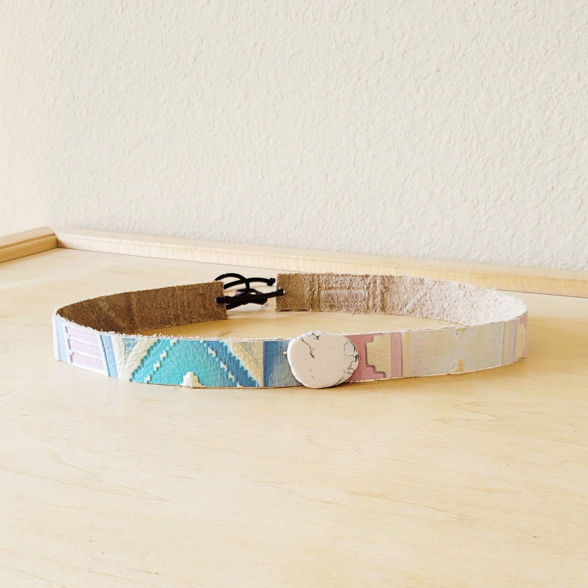 **Faixa de Chapéu em Couro Navajo Embossed Pastel c/ Laje de Turquesa 950p
