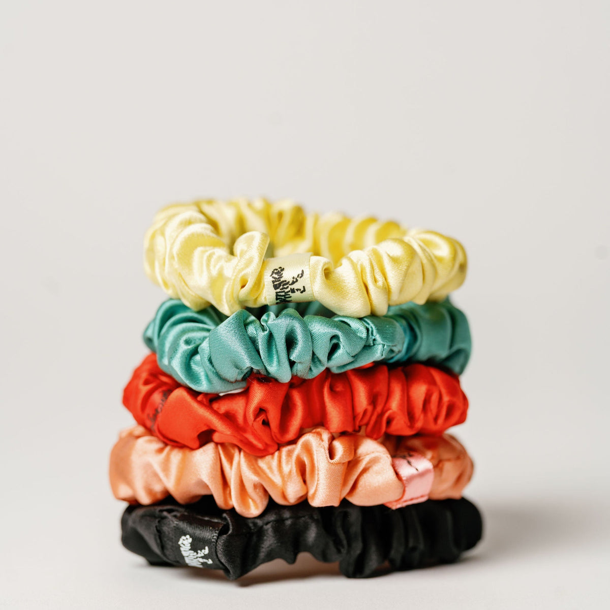 Pequeno Scrunchie de Seda Orgânica Coral Pêssego