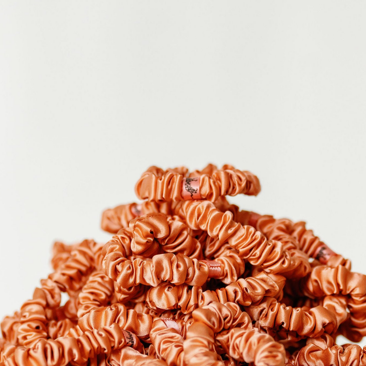 Pequeno Scrunchie de Seda Orgânica Coral Pêssego