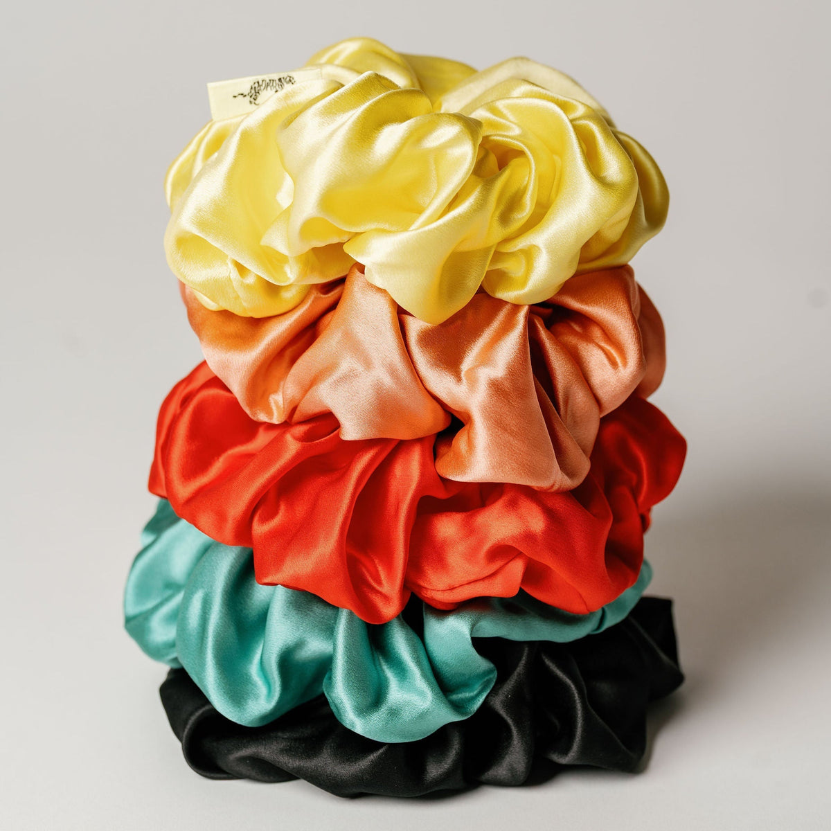 Scrunchie Gigante de Seda Orgânica Ônix Preto