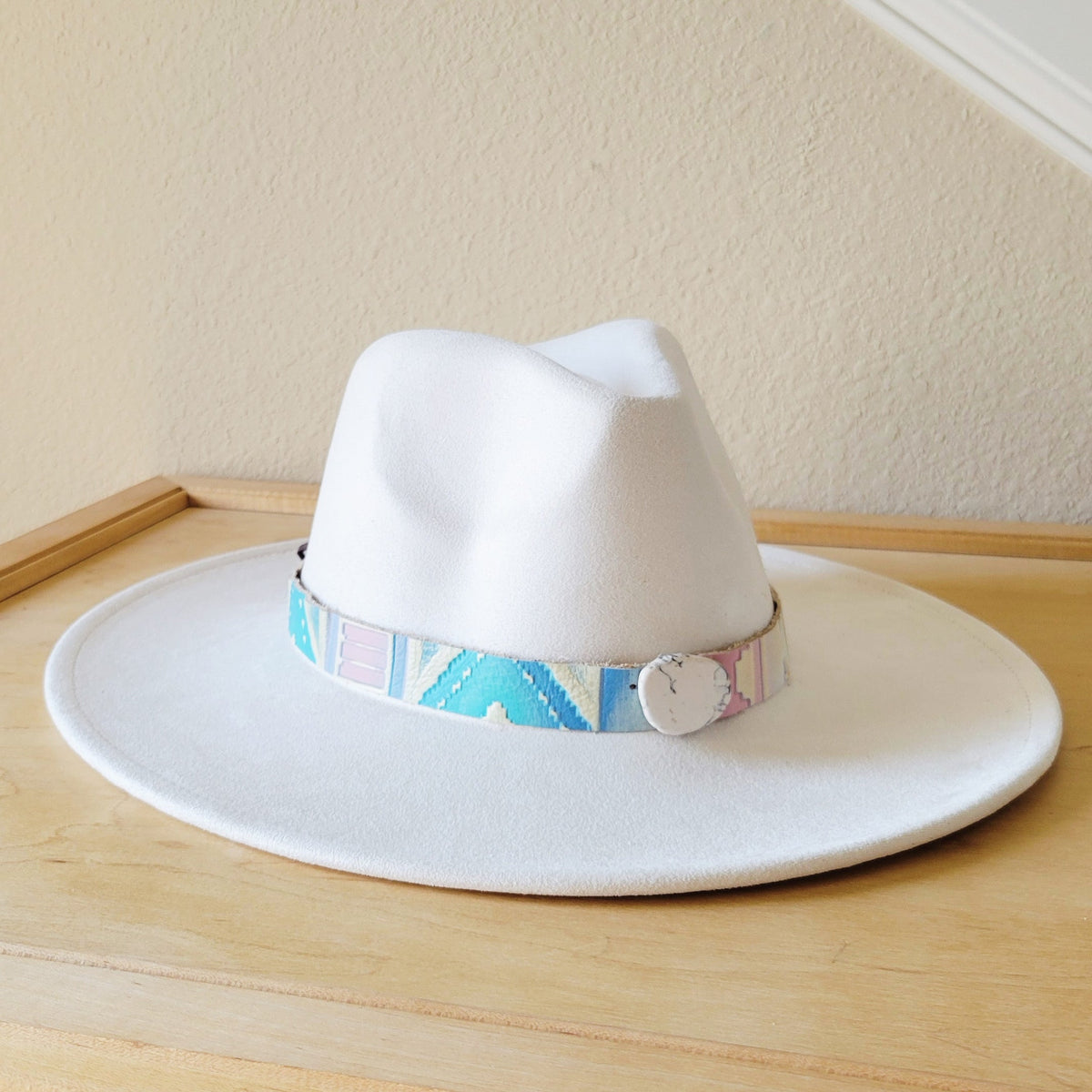 **Faixa de Chapéu em Couro Navajo Embossed Pastel c/ Laje de Turquesa 950p