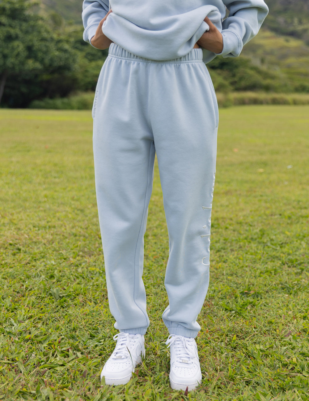 Calça de Moletom Unissex "Deus Está Aqui"