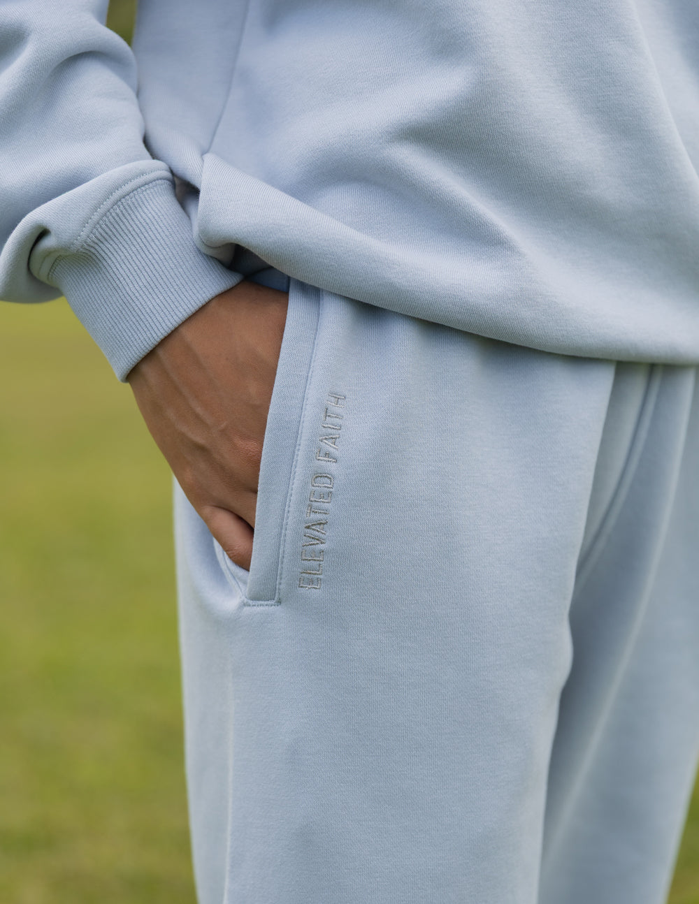 Calça de Moletom Unissex "Deus Está Aqui"