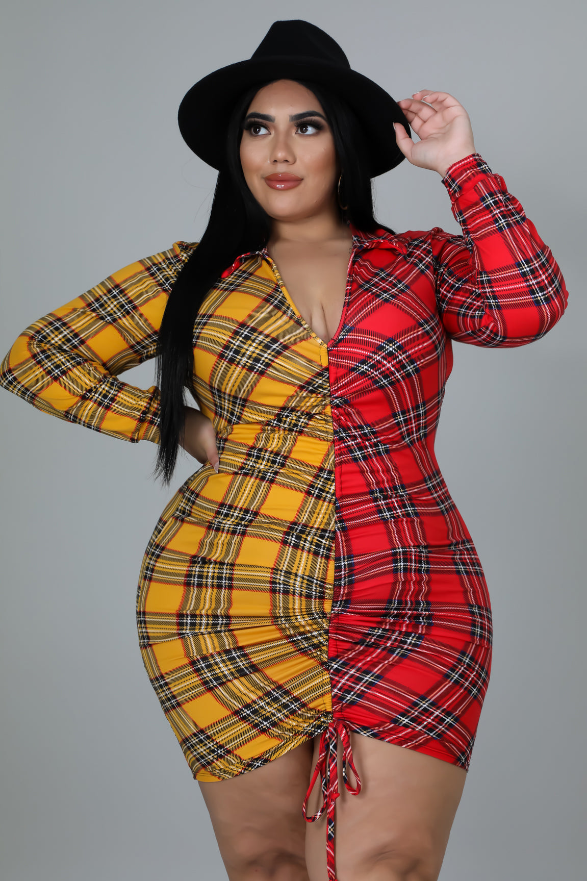 Vestido Plus Size com Drapeado e Estampa Xadrez