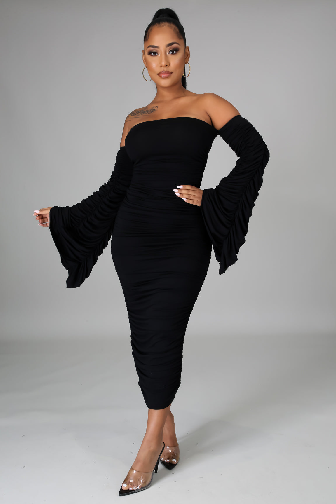 Vestido Midi Preto Drapeado Manga Longa