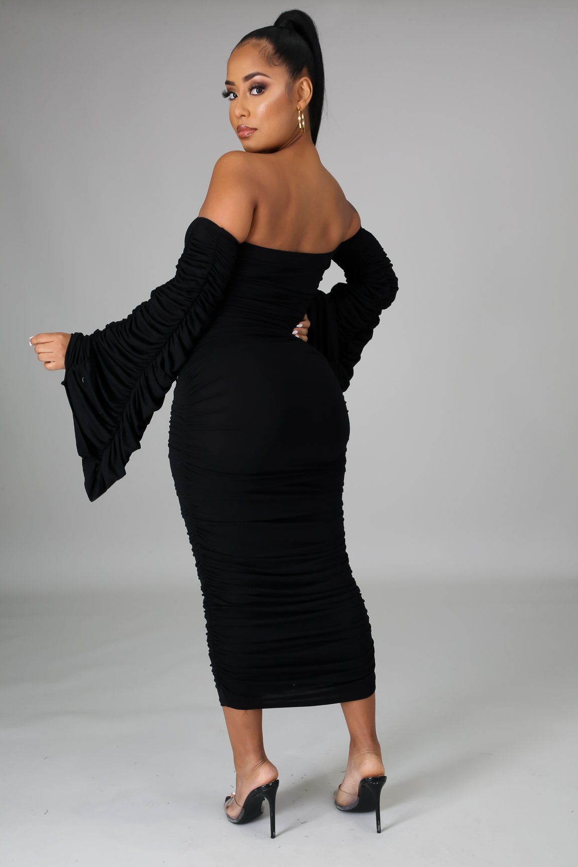 Vestido Midi Preto Drapeado Manga Longa
