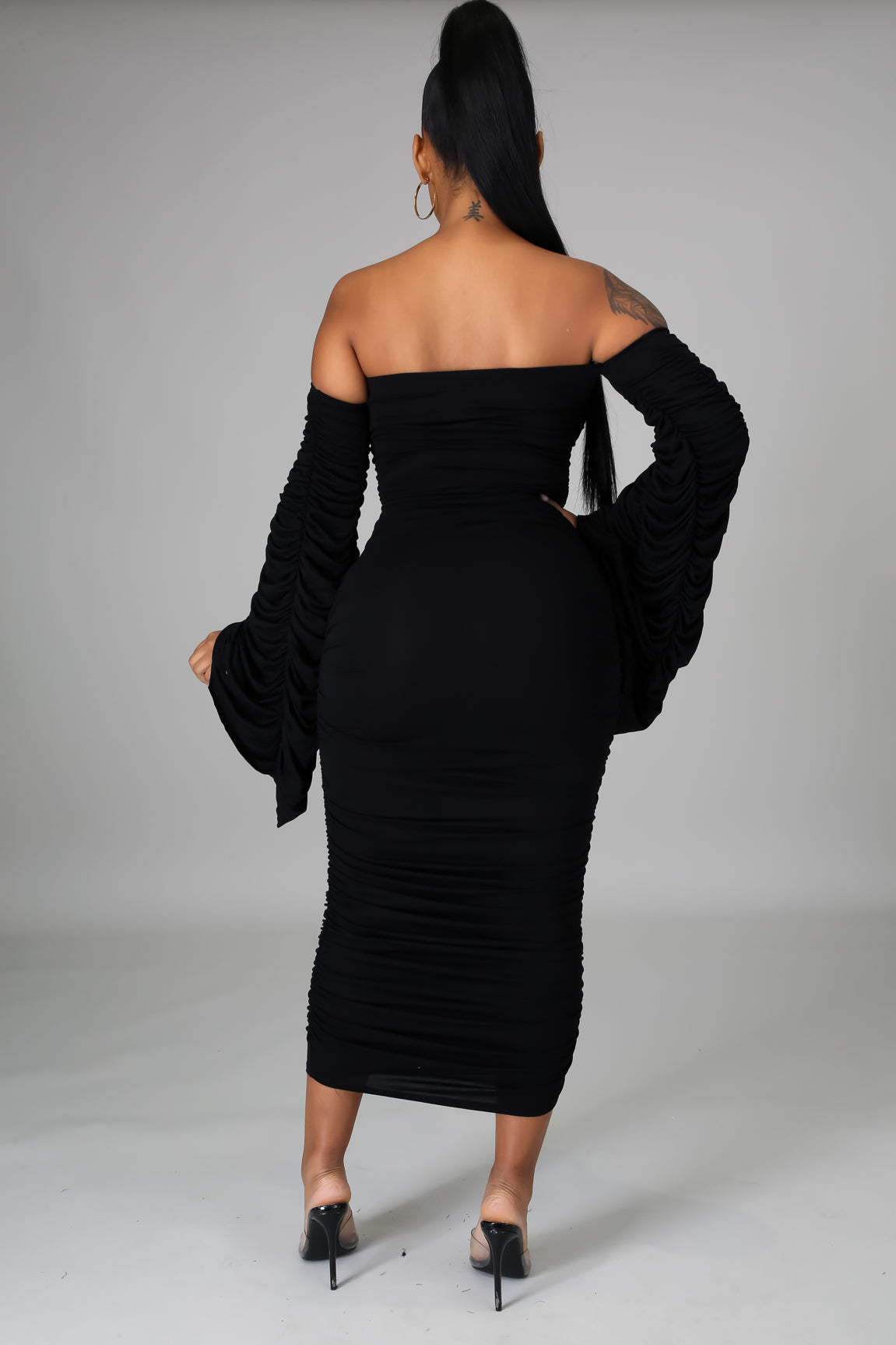 Vestido Midi Preto Drapeado Manga Longa