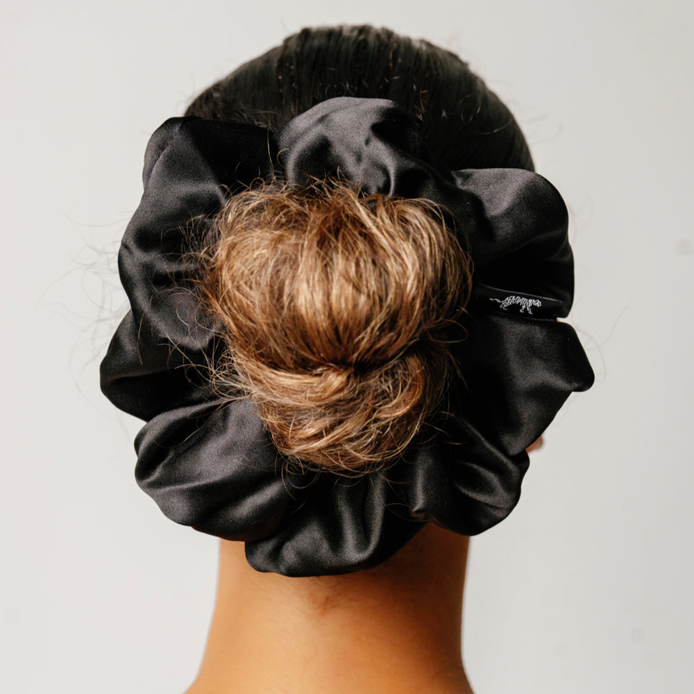 Scrunchie Gigante de Seda Orgânica Ônix Preto