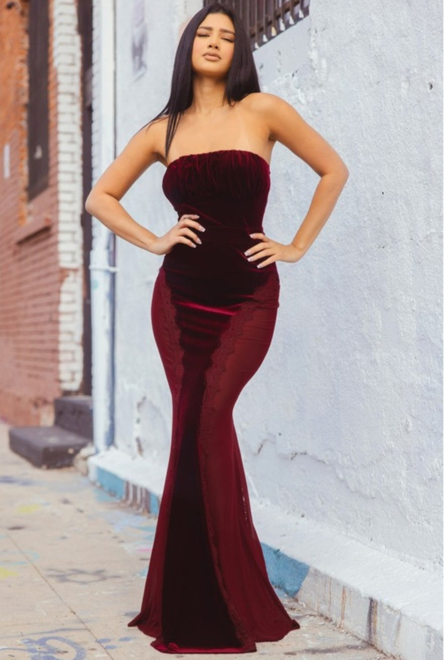 Vestido Maxi de Renda e Tule com Painéis de Veludo
