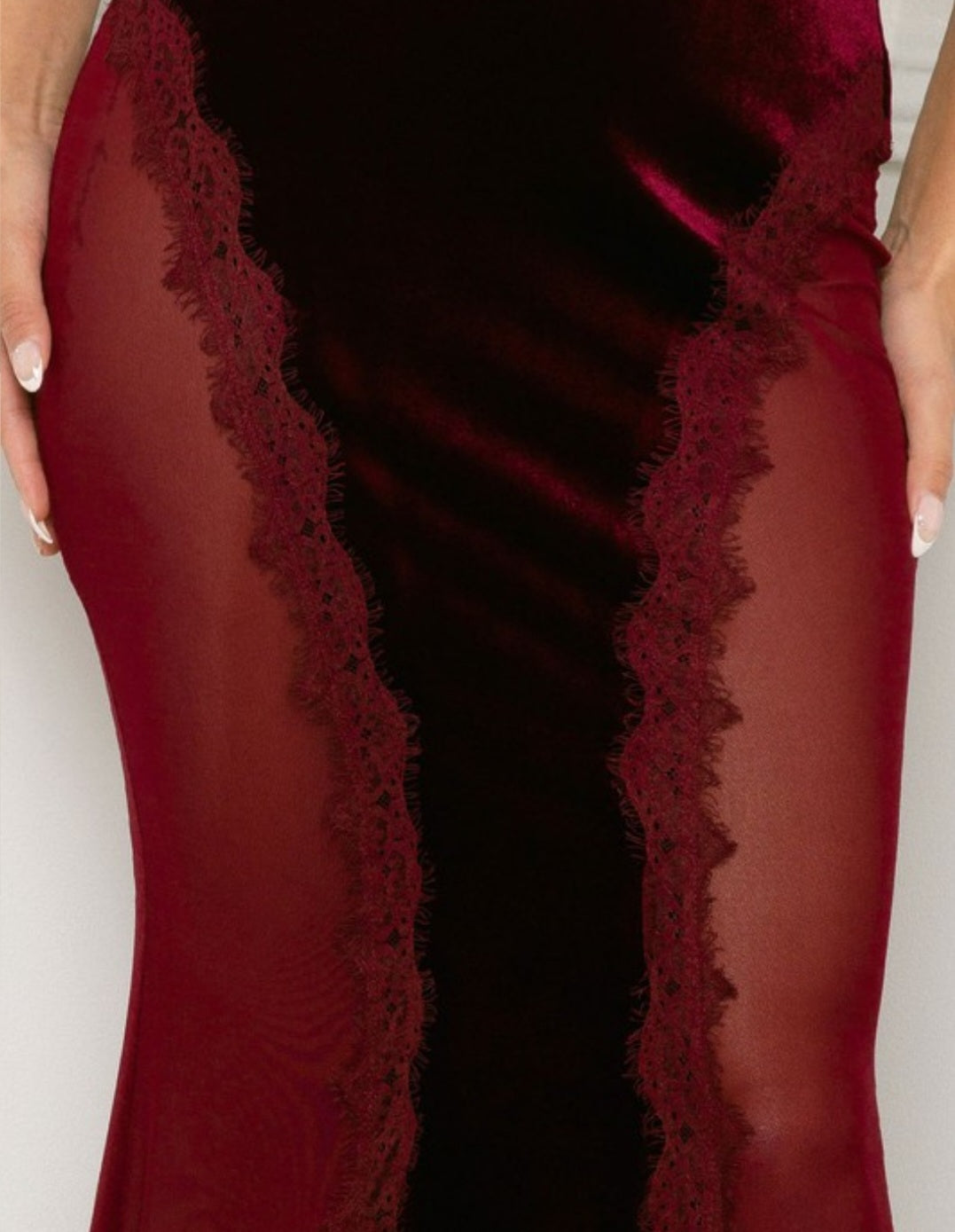 Vestido Maxi de Renda e Tule com Painéis de Veludo