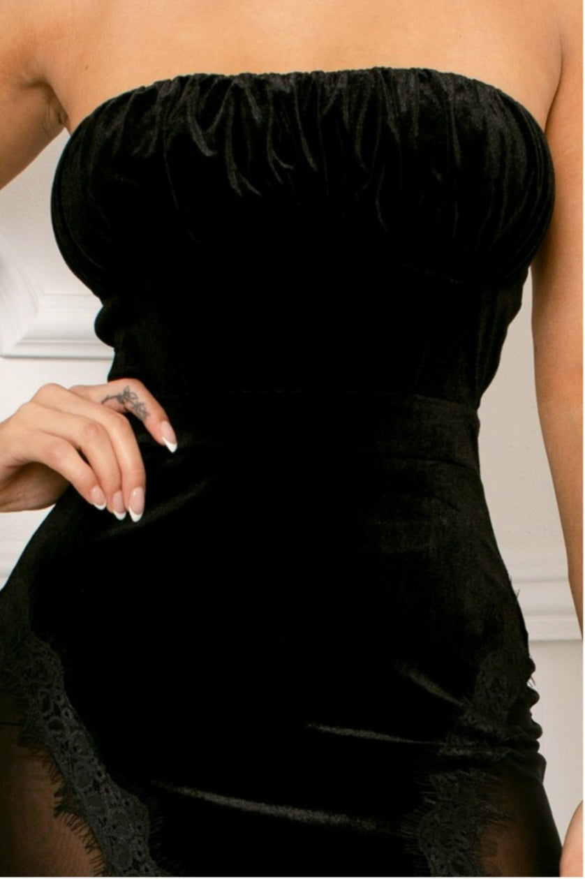 Vestido Maxi de Renda e Tule com Painéis de Veludo