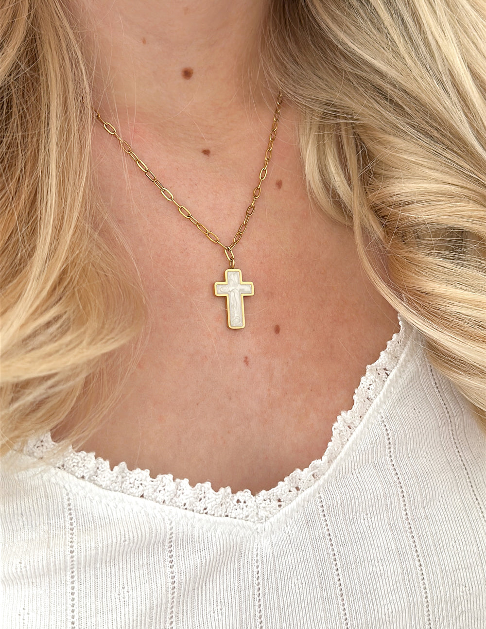 Colar Cruz Esmaltada Branca