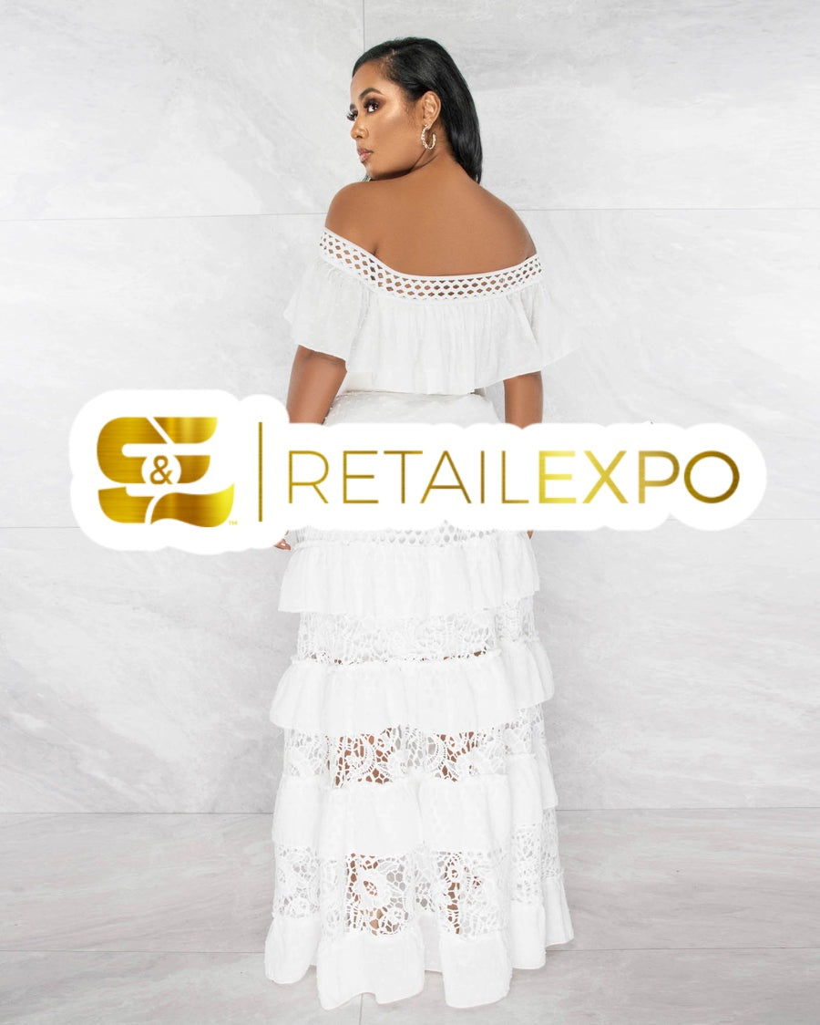 Vestido Longo Off White com Babados em Camadas e Cinto Dourado