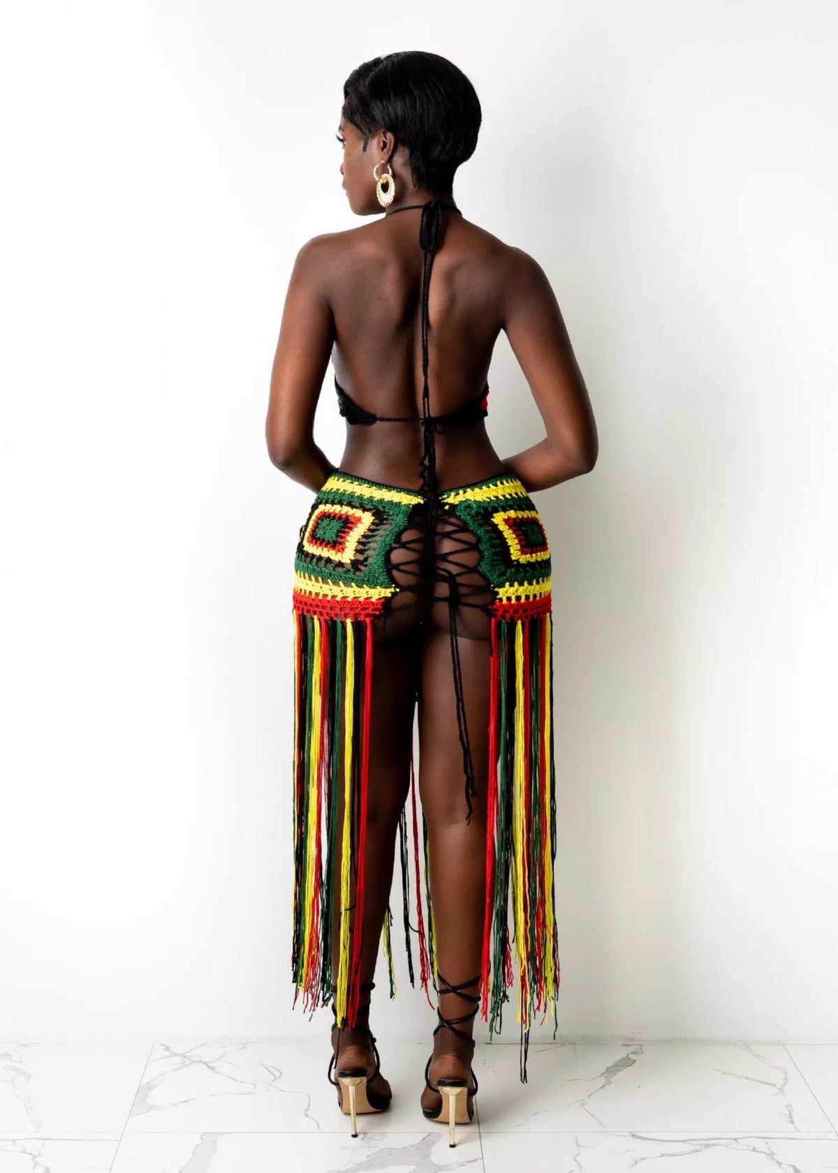 Vestido de Saída de Praia em Crochê com Franjas e Gola Halter Estilo Reggae Rasta