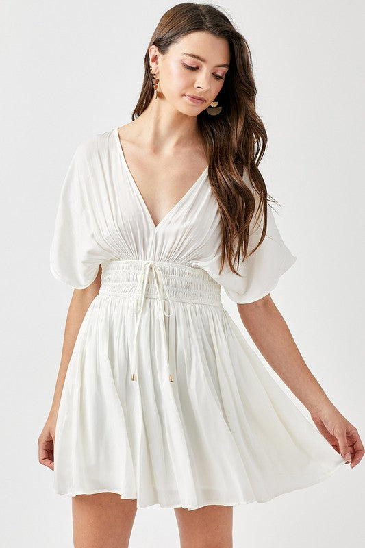 VESTIDO EVASÊ COM CINTURA FRANZIDA E ALÇA DE TASSEL