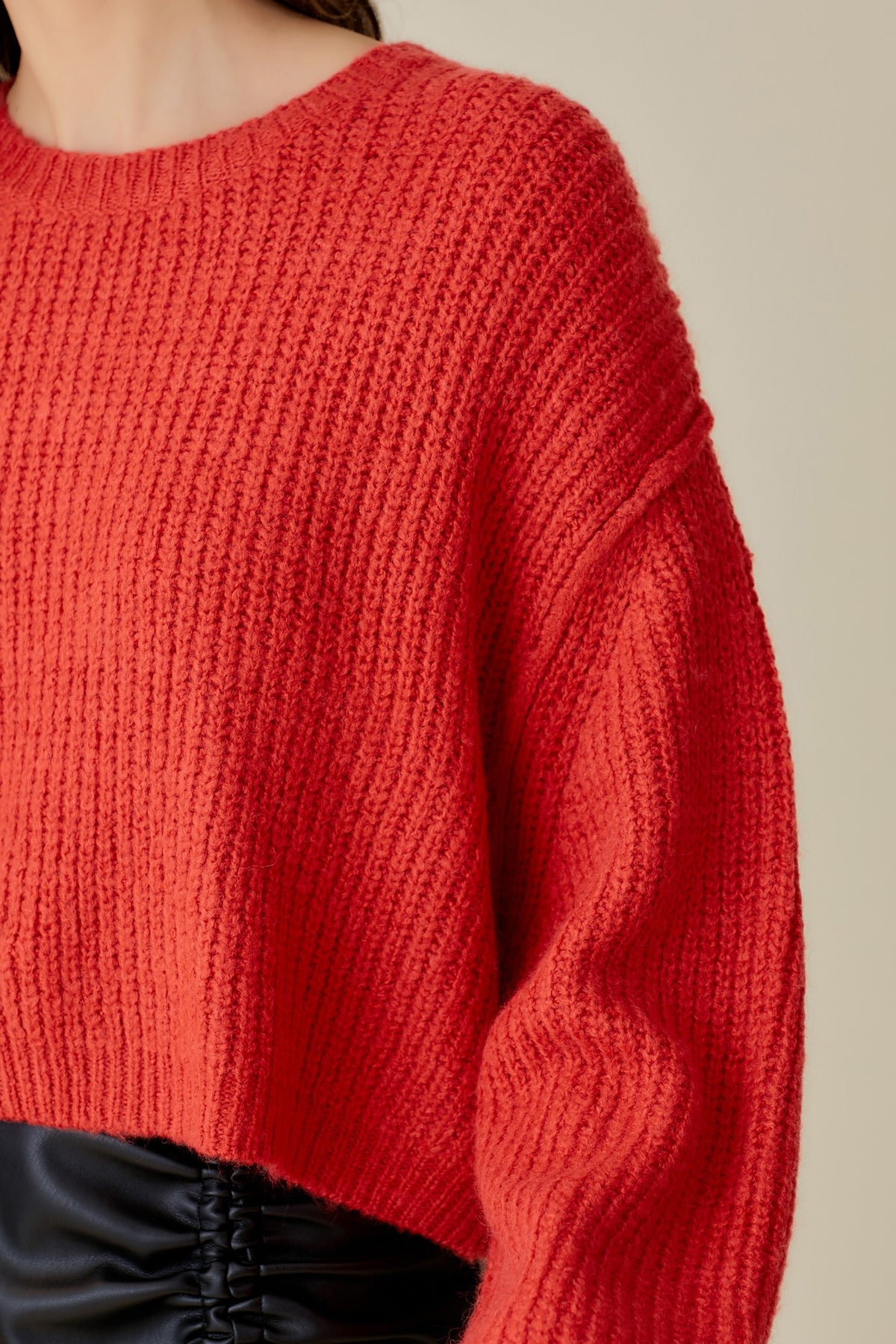 BLUSÃO CURTO DE TRICOT GOLA REDONDA