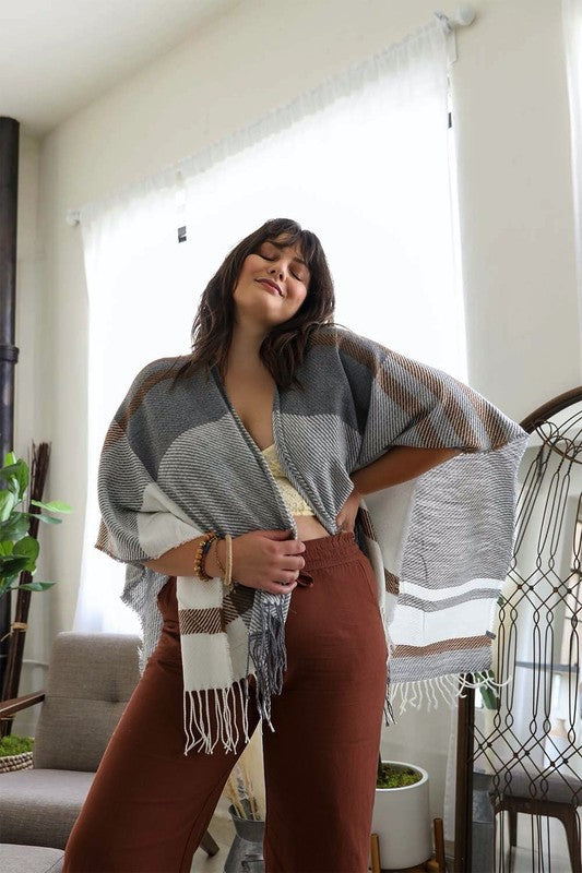 Poncho Ruana com Borlas em Flanela Tecida