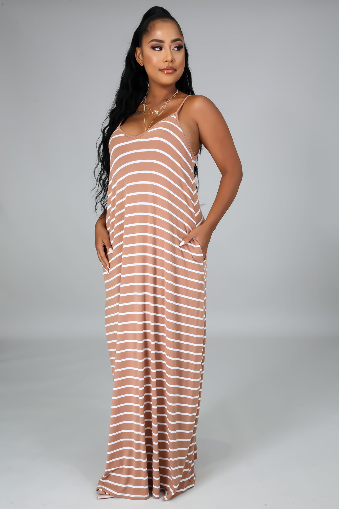 Vestido Maxi Listrado Solto e Confortável com Bolsos