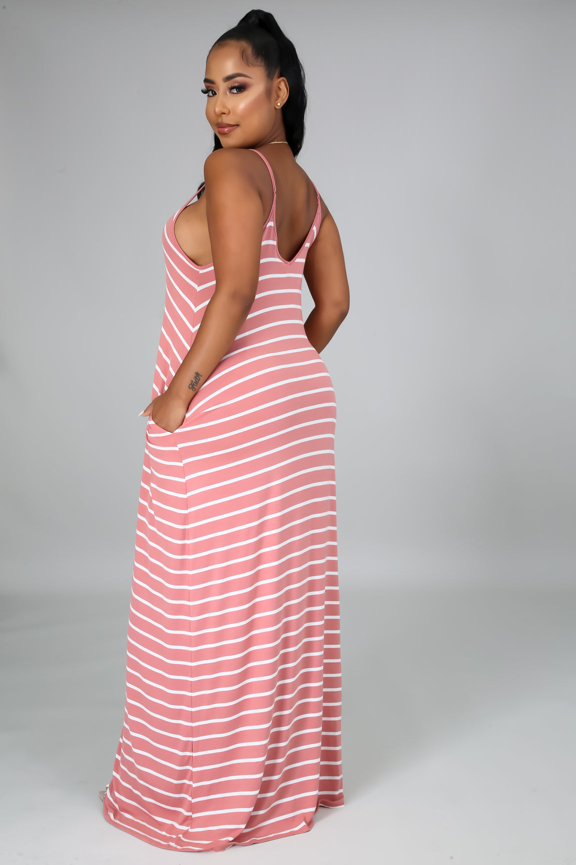 Vestido Maxi Listrado Solto e Confortável com Bolsos